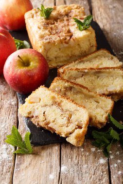 Sonbahar dilimlenmiş elma ekmek masanın üzerine tarçın ve nane yakın çekim ile. Vertica