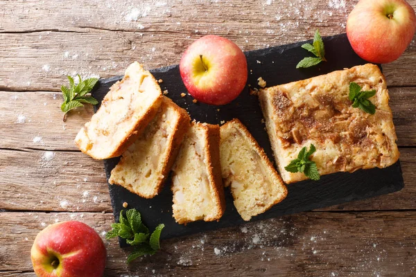 Frisch Gebackenes Apfelbrot Mit Zimt Und Minze Großaufnahme Auf Dem — Stockfoto