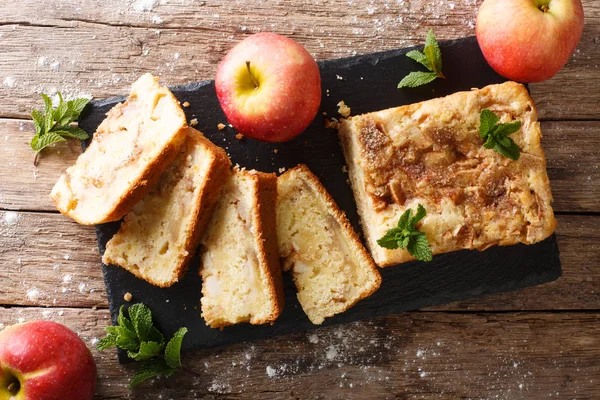 Pečený chleba sladký jablečný koláč s skořicí a mátou detail. hor — Stock fotografie