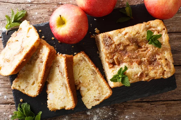 Lahodné Domácí jablečný chléb s skořicí a mátou detail. — Stock fotografie