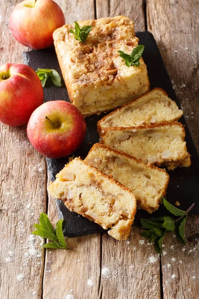 Rustikální Styl Apple Chléb Skořicí Mátou Close Tabuli Dřevěné Pozadí — Stock fotografie
