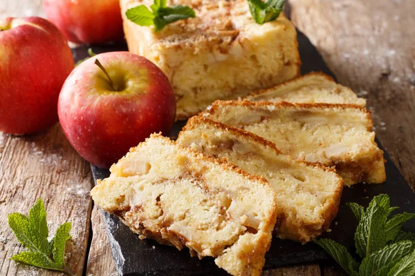 Lahodné Domácí Jablečný Chléb Skořicí Mátou Close Stole Vodorovná — Stock fotografie