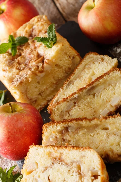 Chléb Krájený Jablko Skořicí Zblízka Stole Vertica — Stock fotografie