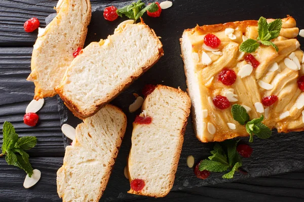 Pan Casero Leche Condensada Rodajas Con Cerezas Secas Almendras Menta —  Fotos de Stock