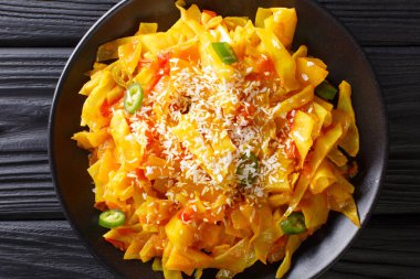 Lahana Bhaji baharatlı Goan Stir Fry ile Hindistan cevizi yakın masada bir plaka üzerinde çekim. Abov üzerinden yatay üstten görünüm