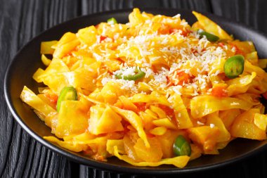 Vejetaryen Hint lahana Bhaji sebze ve coconu ile baharatlı