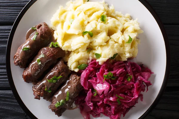 牛肉の Rouladen または Rinderrouladen ドイツの古典的な料理を添えてマッシュ ポテトと皿の上の赤キャベツのクローズ アップ Abov から水平のトップ ビュー — ストック写真