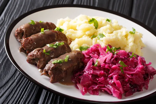 접시에 국물과 쇠고기 Rouladen 으깬된 감자와 양배추 클로즈업 테이블에 됩니다 — 스톡 사진
