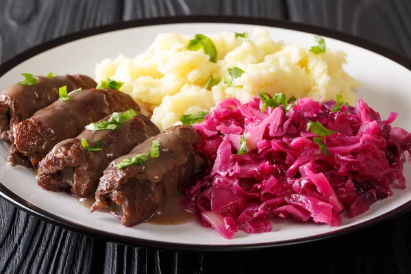 ドイツ語で牛肉 Rouladen レシピ マッシュ ポテトと皿の上の赤キャベツのクローズ アップ — ストック写真