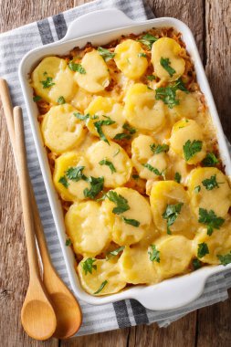 Patates ile Alman sıcak lahana güveç, masada bir pişirme çanağı sosis ve peynir yakın çekim. Abov gelen dikey üstten görünüm