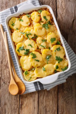 Patates ile Bavyera lahana turşusu güveç, masada bir pişirme çanağı sosis ve peynir yakın çekim. abov gelen dikey üstten görünüm