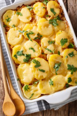 Alman mutfağı: patates ile lahana turşusu güveç, masada bir pişirme çanağı sosis ve peynir yakın çekim. abov gelen dikey üstten görünüm