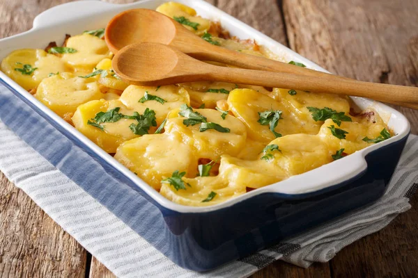 Caçarola Chucrute Alemão Com Batatas Bacon Queijo Close Sobre Mesa — Fotografia de Stock