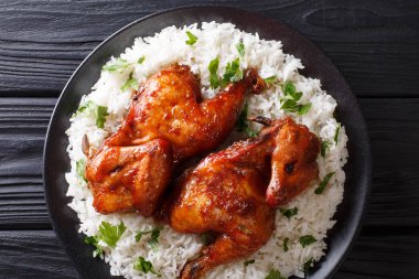 Endonezya ana yemek sarımsak, soya, zencefil ve bal soslu tavuk pişmiş pirinç üzerine siyah bir tablo bir plaka yakın çekim ile devam eder. abov üzerinden yatay üstten görünüm