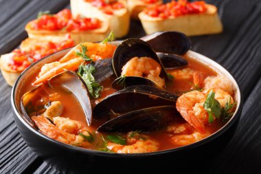 Fransız Deniz ürünleri bouillabaisse çorba closeup bir kabın içinde tablo tost ile devam eder. Horizonta