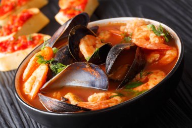 Bouillabaisse balık çorbası karides ile Fransız, masada bir kasede fileto ve midye tatlı balık. Horizonta