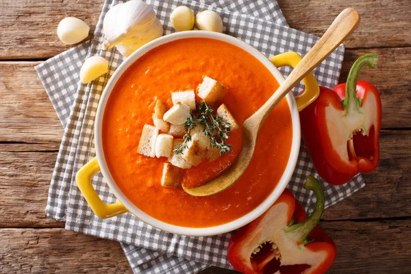 自制的素食甜椒汤与面包和草药特写在桌子上 水平顶部视图从 Abov — 图库照片
