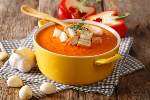Spicy Fresh Bell Pepper Soup Croutons Thyme Close Table Horizonta — Stock Photo, Image