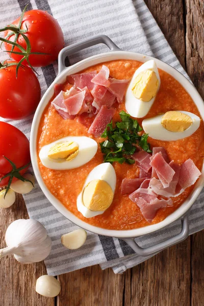 新鲜的西班牙安提克拉波拉蔬菜汤与煮鸡蛋和火腿特写在一个平底锅在桌子上 Abov 垂直顶部视图 — 图库照片