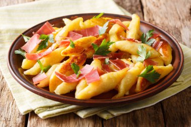 Schupfnudeln - geleneksel Alman garnitür. Bu patates noodle ile pastırma ve maydanoz yakın çekim masada bir tabakta servis kendi alışılmadık şekli ile tanınır. Horizonta