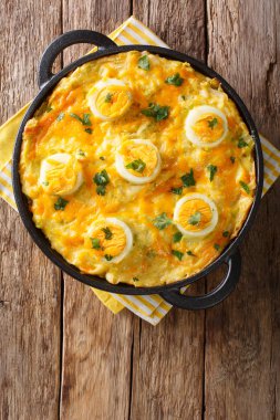 Haşlanmış patates, pırasa peynir sos ve masanın üzerine yumurta yakın çekim geleneksel Galce çanak Anglesey yumurta pişirdim. Abov gelen dikey üstten görünüm