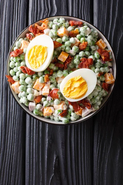Salada Inglesa Ervilhas Verdes Frescas Com Ovos Bacon Queijo Vestidos — Fotografia de Stock