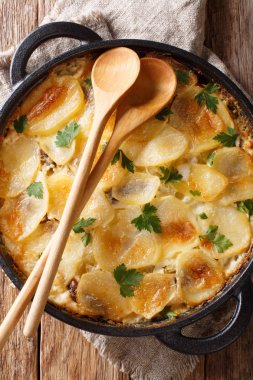 Janssonin Kiusaus pişmiş patates ile hamsi filetosu, soğan ve 