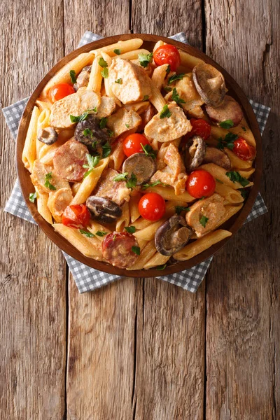 Makaron Penne Włoski Filet Kurczaka Pieczarki Kiełbasa Wędzona Pieprz Cayenne — Zdjęcie stockowe