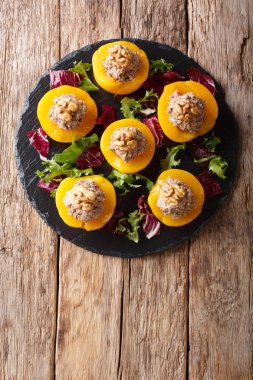 Lezzetli meze şeftali ton balığı dolması ve masanın üzerine ceviz yakın çekim ile dekore edilmiştir. Abov gelen dikey üstten görünüm