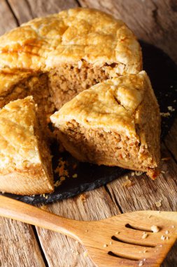 Domuz eti, patates püresi ve baharat yakın çekim masada Noel tourtiere baharatlı pasta. Vertica