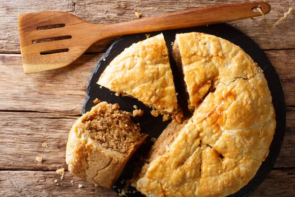 Snack Rustieke Tourtiere Pie Met Varkensvlees Aardappelpuree Specerijen Close Tafel — Stockfoto