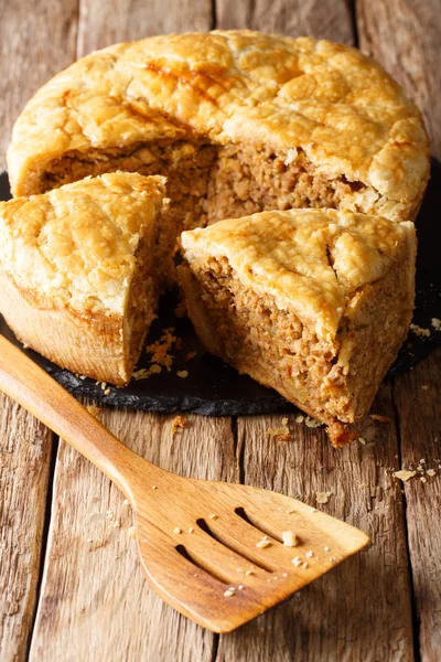 Szeletelt Házi Tourtiere Pite Sertésborda Burgonyapürével Fűszerek Zár Megjelöl Asztalra — Stock Fotó