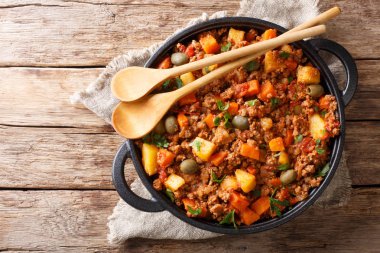 Kıyma ile sebzeler, Kuru üzüm ve baharat yakın çekim bir tavada masaya gelen lezzetli Picadillo pişmiş. abov üzerinden yatay üstten görünüm