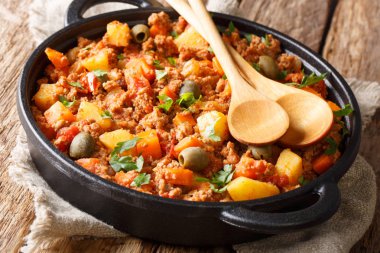 Kıyma ile sebzeler, Kuru üzüm ve baharat yakın çekim bir tavada masaya gelen lezzetli Picadillo pişmiş. Horizonta