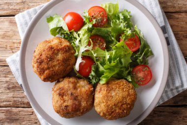 Danimarka kotletpane domuz köftesi Karbonader tablo taze salata yakın çekim ile devam eder. abov üzerinden yatay üstten görünüm