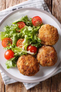 Danimarka kotletpane domuz köftesi Karbonader taze salata ile servis