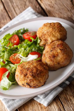 Danimarka kotletpane domuz köftesi Karbonader taze salata ile servis