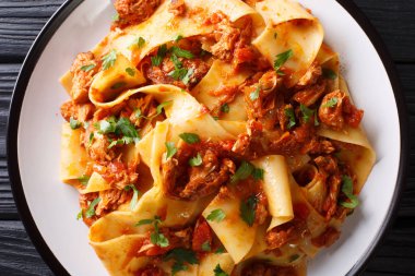 Taccozzette con siyah masaya bir tabak Stracotto (pasta kızarmış domuz eti ragu ile) yakın çekim. abov üzerinden yatay üstten görünüm