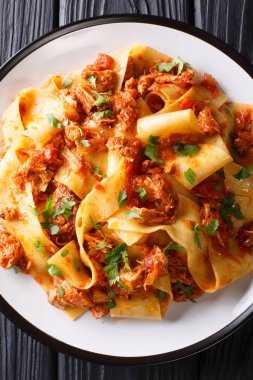 Taccozzette con siyah masaya bir tabak Stracotto (pasta kızarmış domuz eti ragu ile) yakın çekim. Abov gelen dikey üstten görünüm