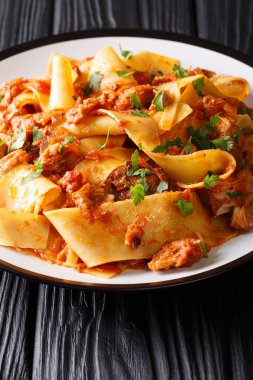 Taccozzette con siyah masaya bir tabak Stracotto (pasta kızarmış domuz eti ragu ile) yakın çekim. Vertica