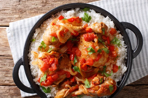 테이블에 냄비에 클로즈업과 토마토 소스에 브에서 — 스톡 사진