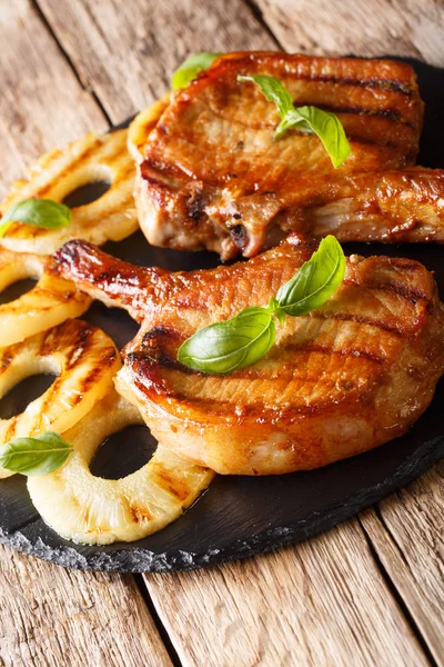 Côtelette de porc grillée au miel glacé servie avec ananas et basilic — Photo