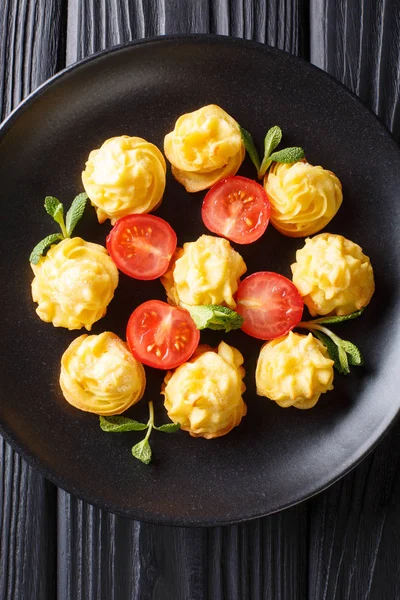 Batatas Duquesa servido com hortelã e tomate closeup em uma placa — Fotografia de Stock