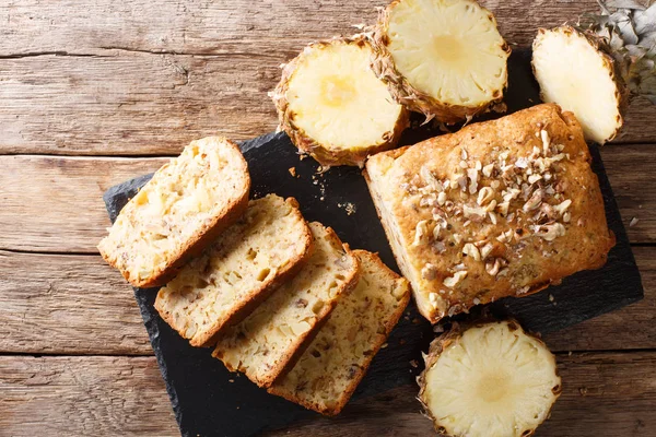 Čerstvě Upečený Ovocný Chléb Muffiny Čerstvý Ananas Ořechy Rozinky Close — Stock fotografie