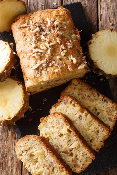 Fruit Brood Met Ananas Walnoten Rozijnen Close Tafel Verticale Bovenaanzicht — Stockfoto