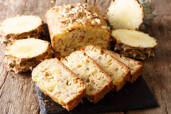 Čerstvě Upečený Ovocný Chléb Muffiny Čerstvý Ananas Ořechy Rozinky Close — Stock fotografie