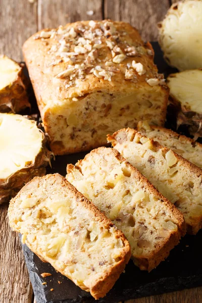 Вкусный десерт нарезанный ананасовый хлеб с орехами крупным планом . — стоковое фото