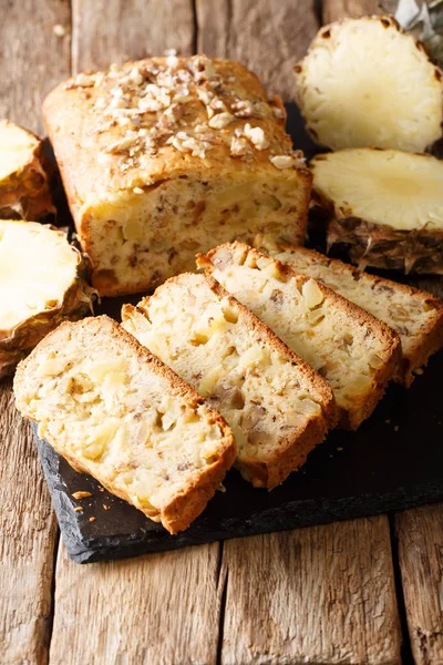 Domácí krájený ananas chléb s vlašskými ořechy detail. vertikální — Stock fotografie
