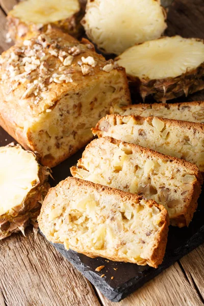 Pan de piña recién horneado en rodajas con nueces de cerca. vert —  Fotos de Stock