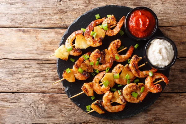Fresh Kebabs Made Shrimps Pineapple Slices Decorated Green Onions Served — Stock Photo, Image
